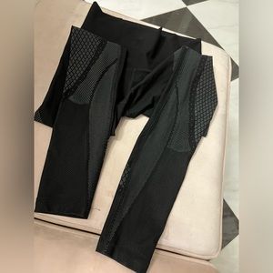 Lululemon wonder train legging <black w/white dotted detail>